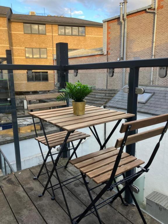 Awesome Refurbished 1 Bed Flat Few Steps To High St ! - 2 East House Apartment Epsom Ngoại thất bức ảnh