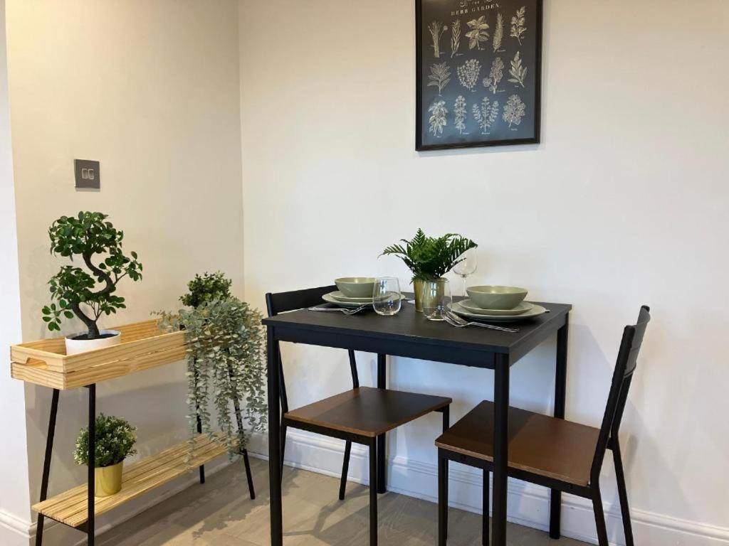 Awesome Refurbished 1 Bed Flat Few Steps To High St ! - 2 East House Apartment Epsom Ngoại thất bức ảnh